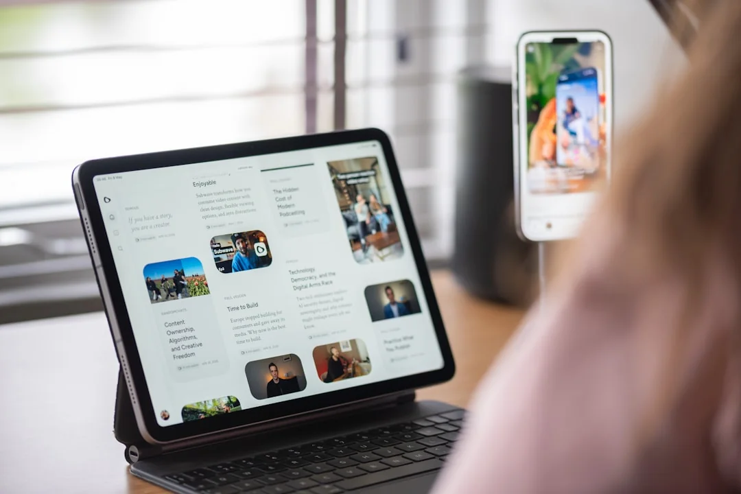 Un téléphone mobile affichant une interface e-commerce posé sur une surface en bois, représentant la technologie d’achat en ligne.